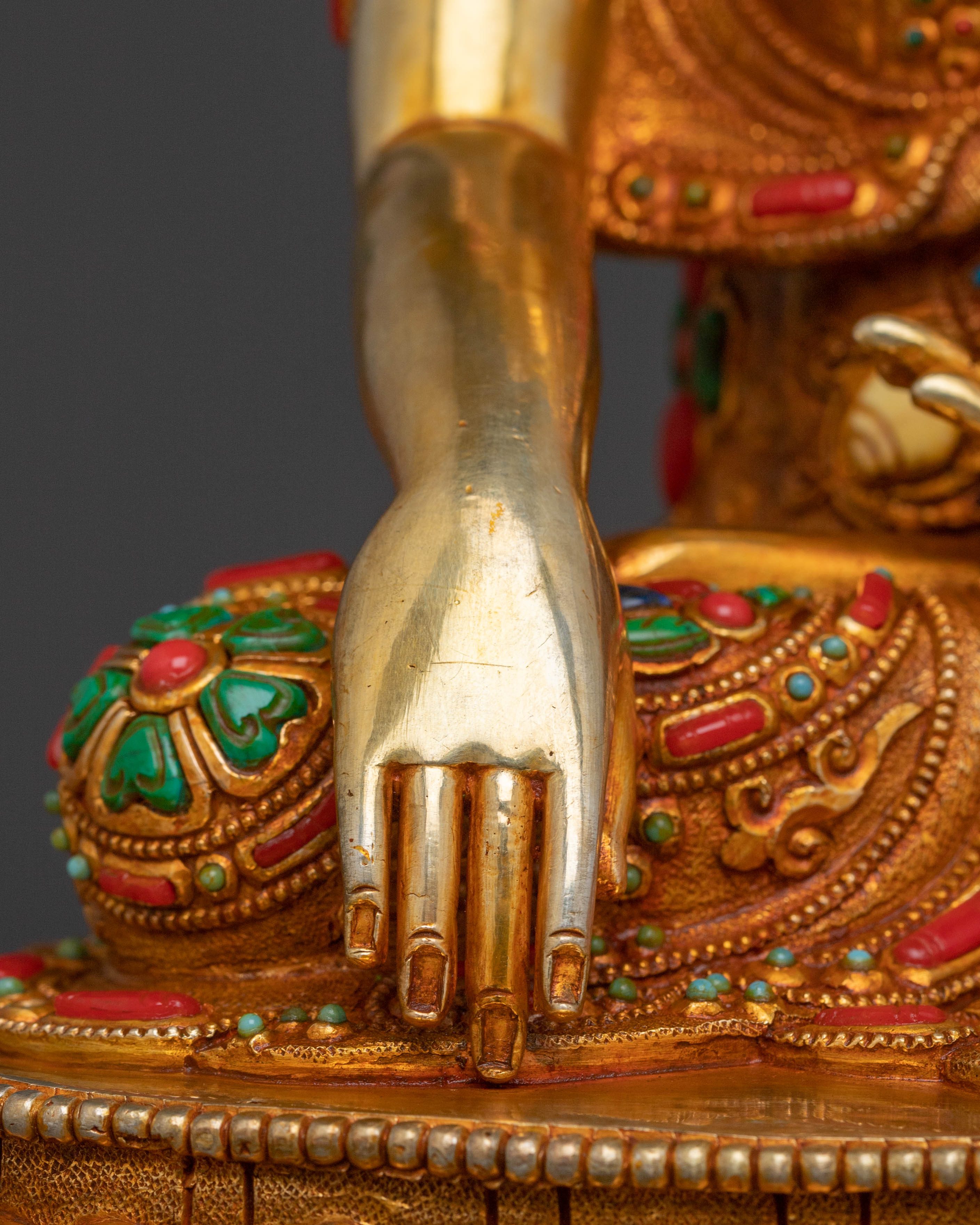 Serene Meditation Shakyamuni Statue – 24K Gold Gilded Art