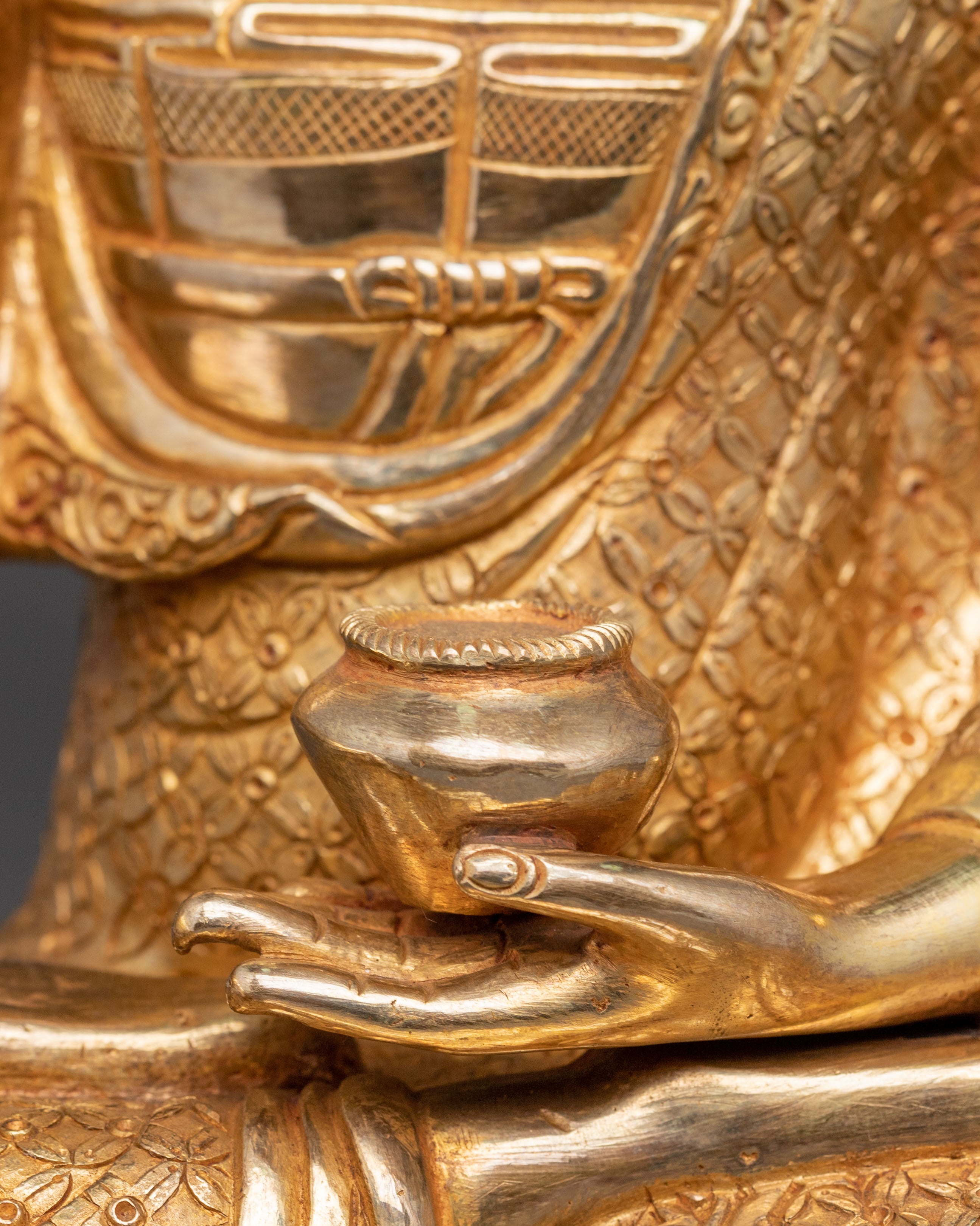 Shakyamuni Buddha Buddhist Statue: 24K Gold Gilded Statue