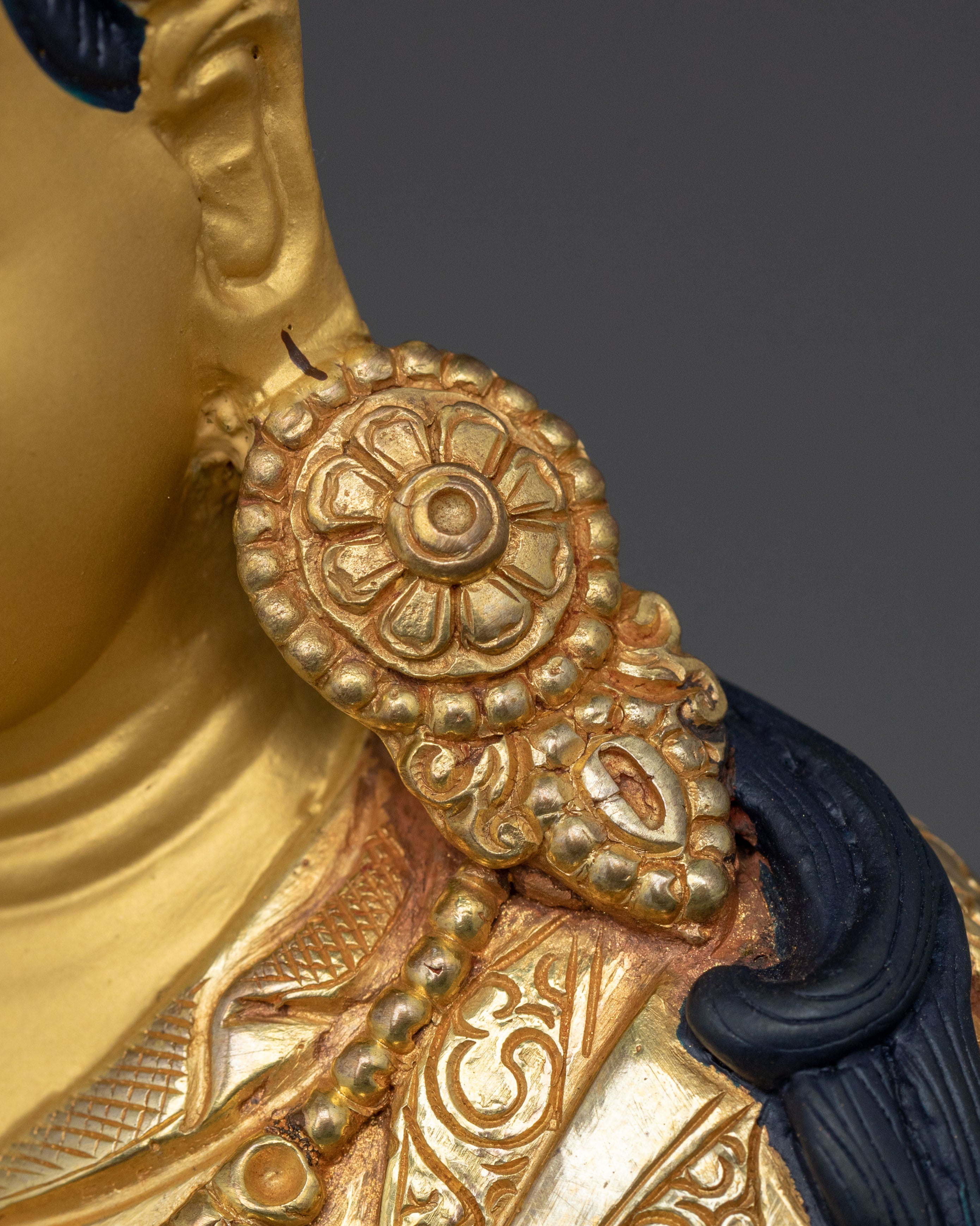 Guru Rinpoche Divine Sculpture: Sacred Symbol of Wisdom