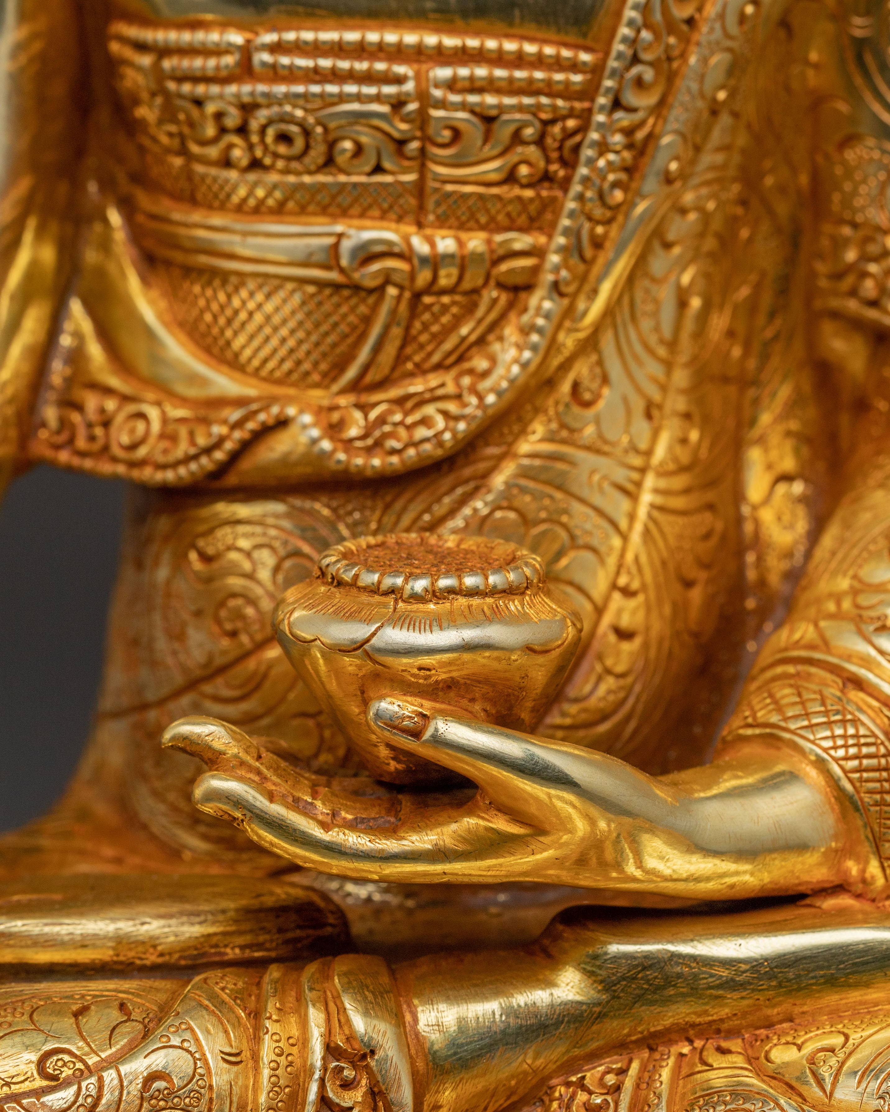 Shakyamuni Buddha Statue: Gilded Meditation Decor