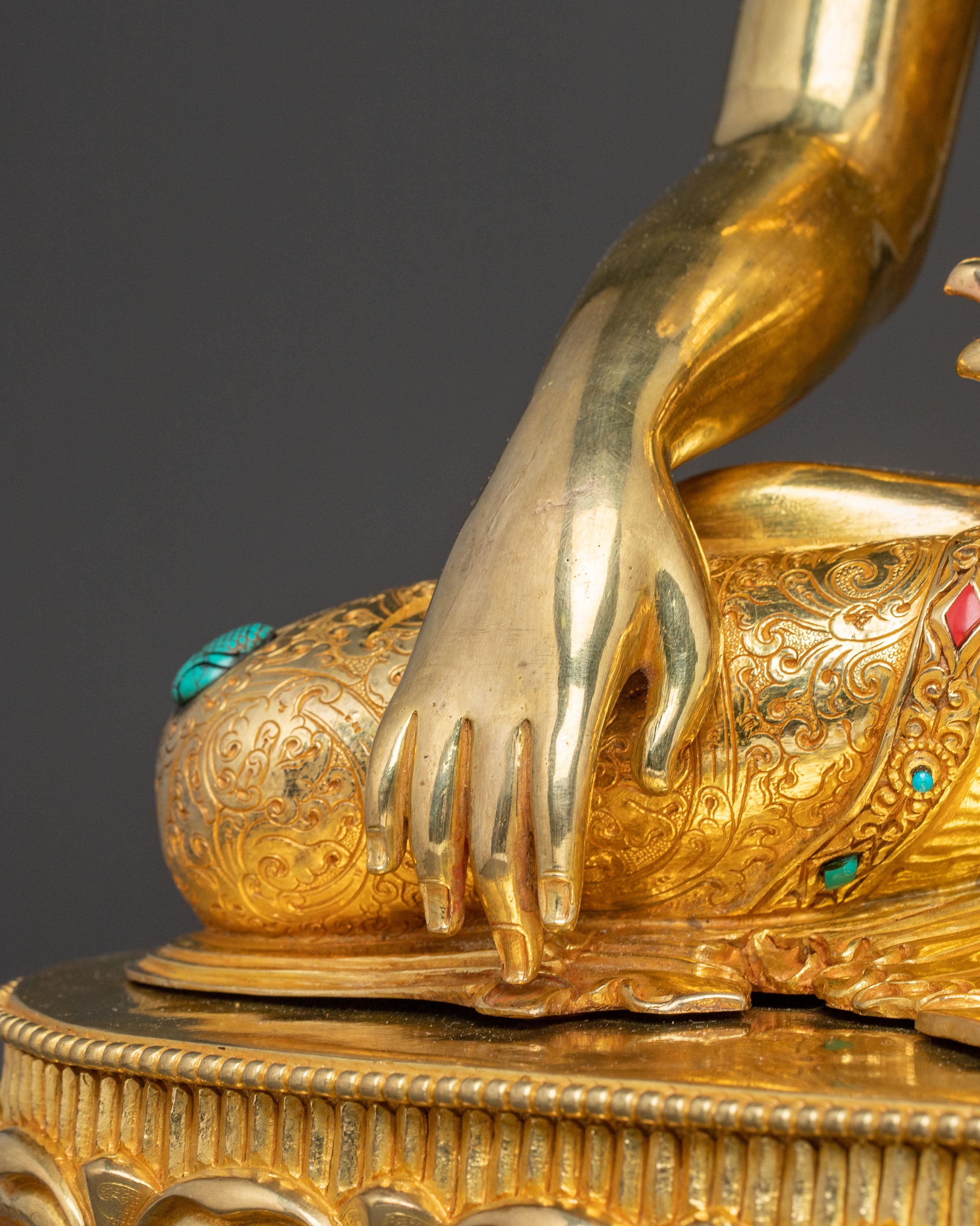 Shakyamuni Buddha Sculpture | A Beacon of Enlightenment and Serenity
