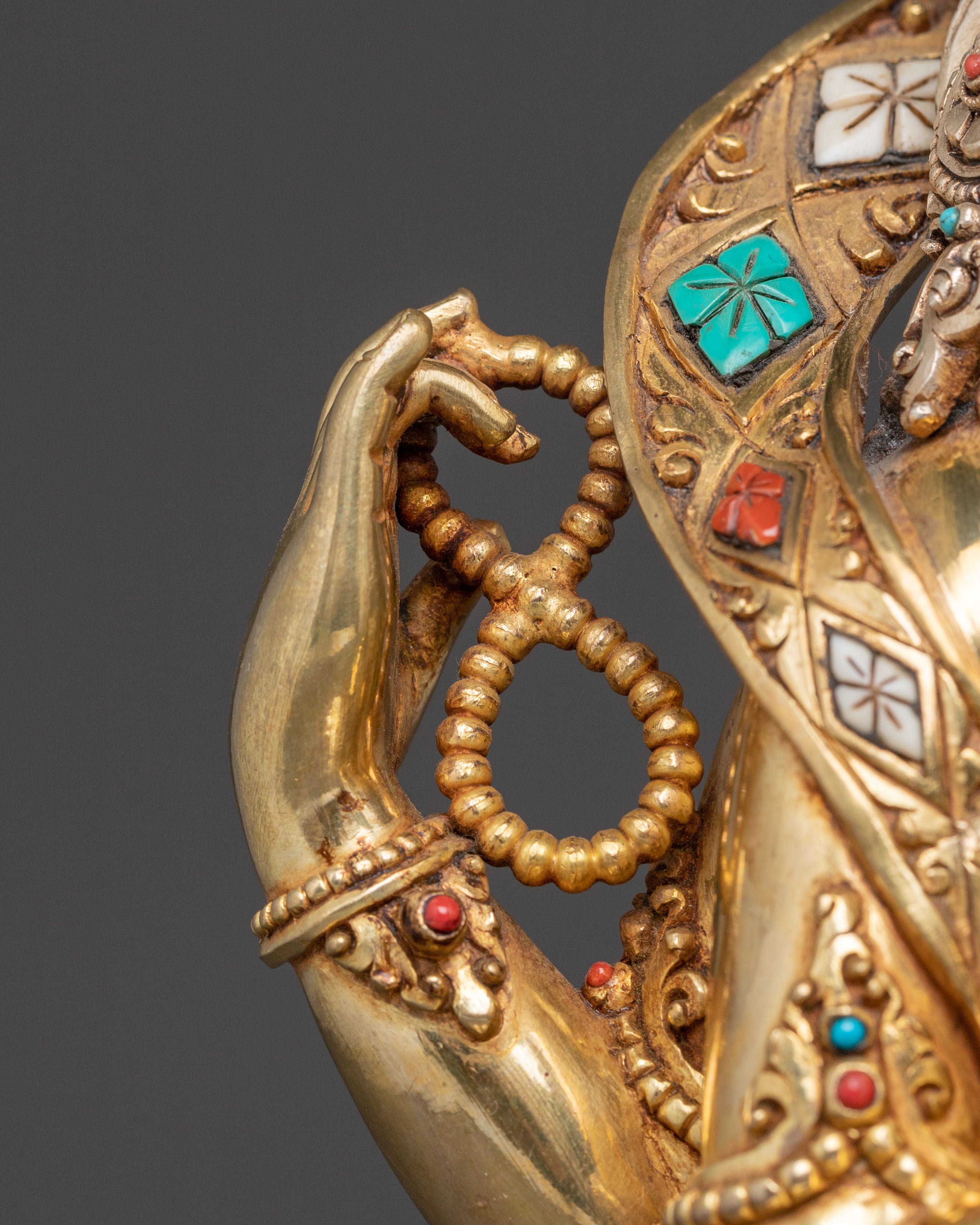 Copper Chenrezig Divine Statue: Gilded Grace