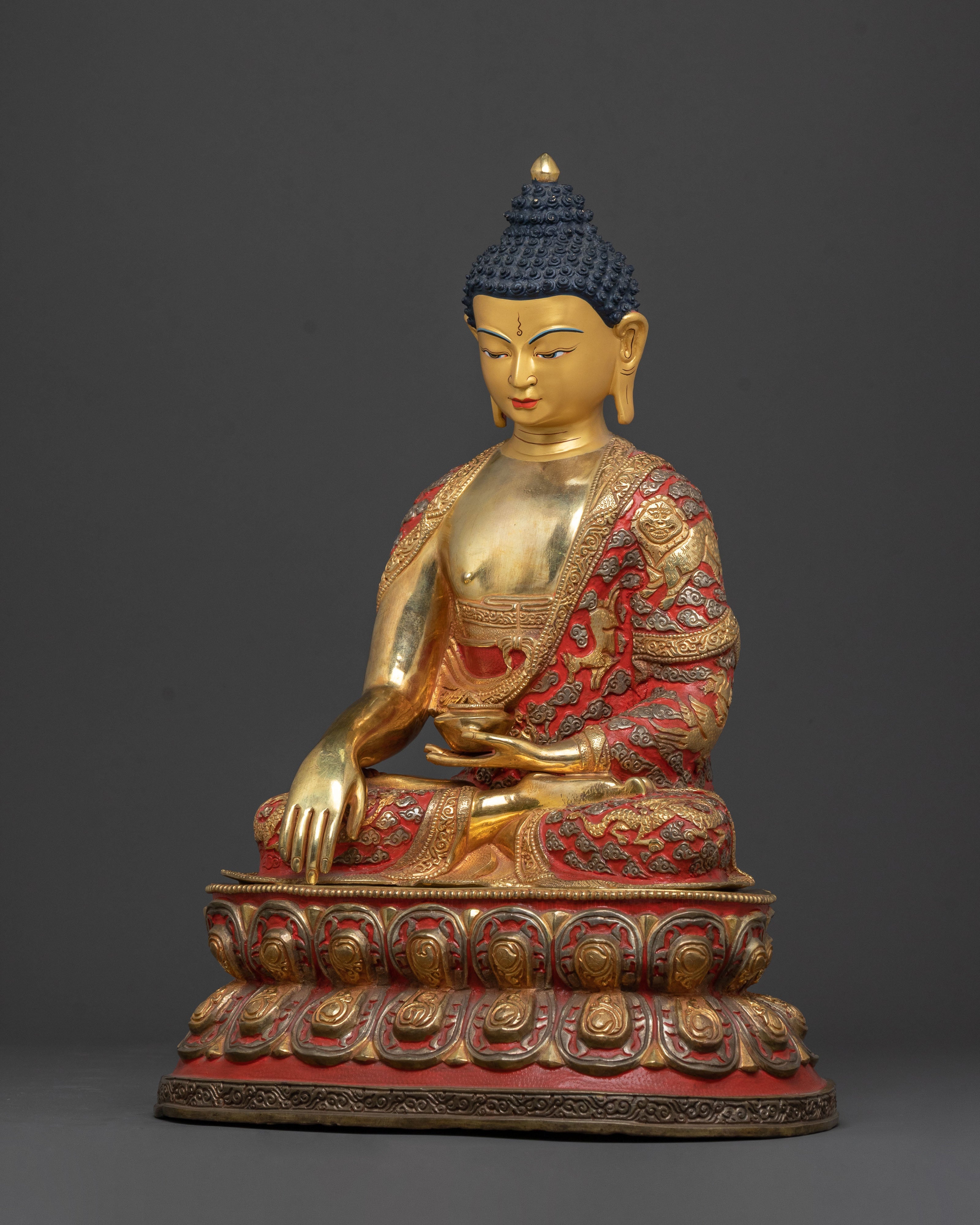 Shakyamuni Buddha Golden Statue: Enlightened Presence