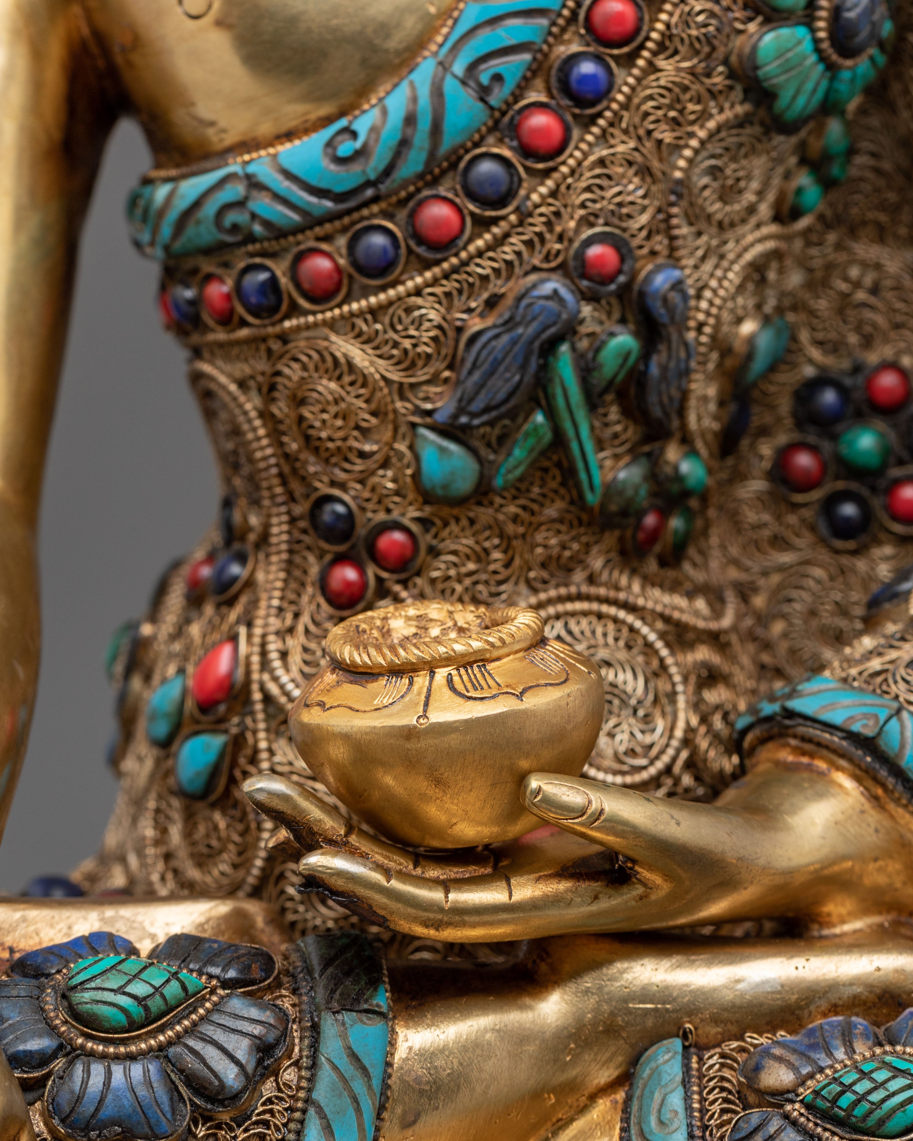 A Serene Shakyasimha Shakyamuni Statue: Symbol of Peace