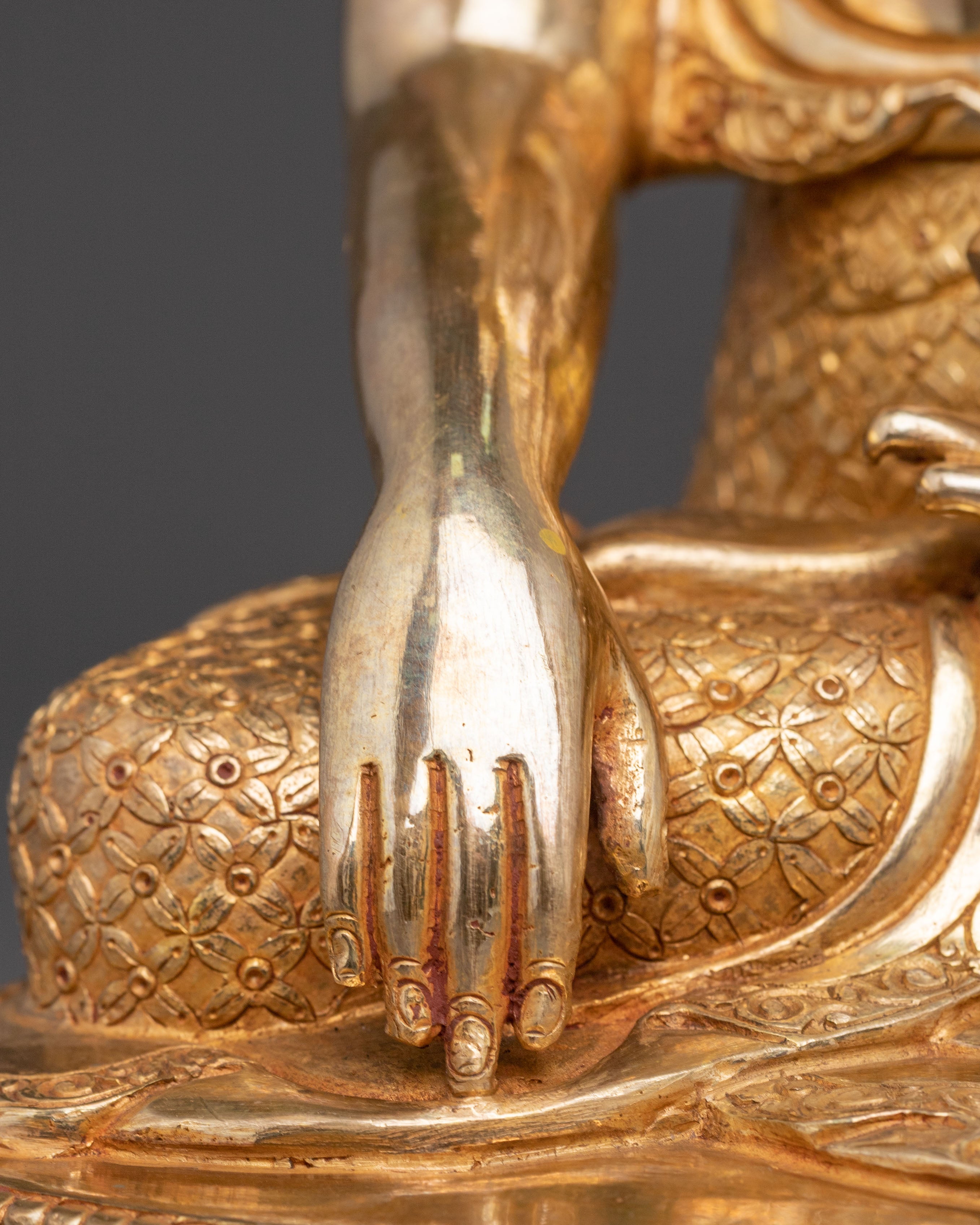 Shakyamuni Buddha Buddhist Statue: 24K Gold Gilded Statue