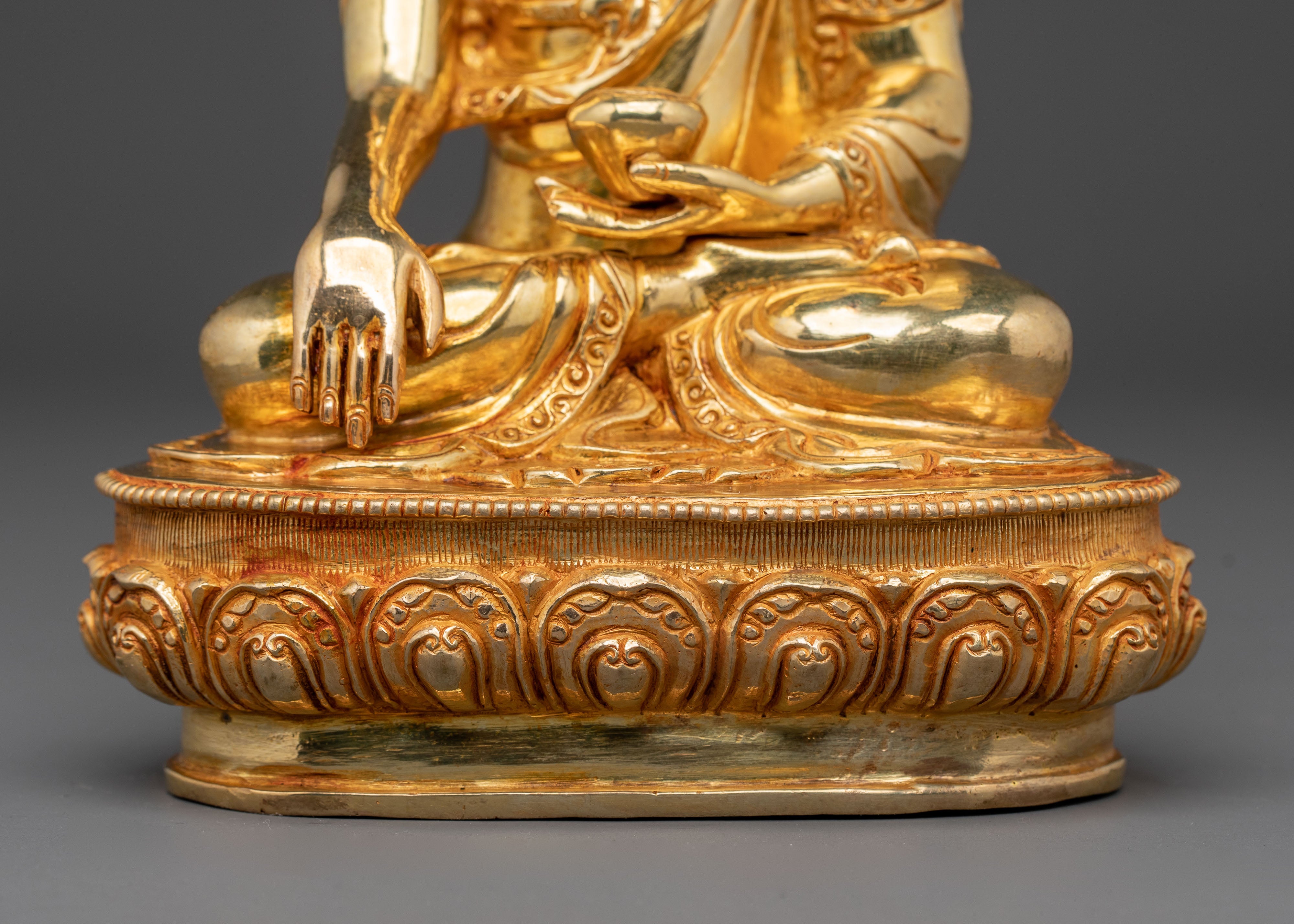 Traditional Shakyamuni Buddha Golden Statue – Handcrafted Serenity
