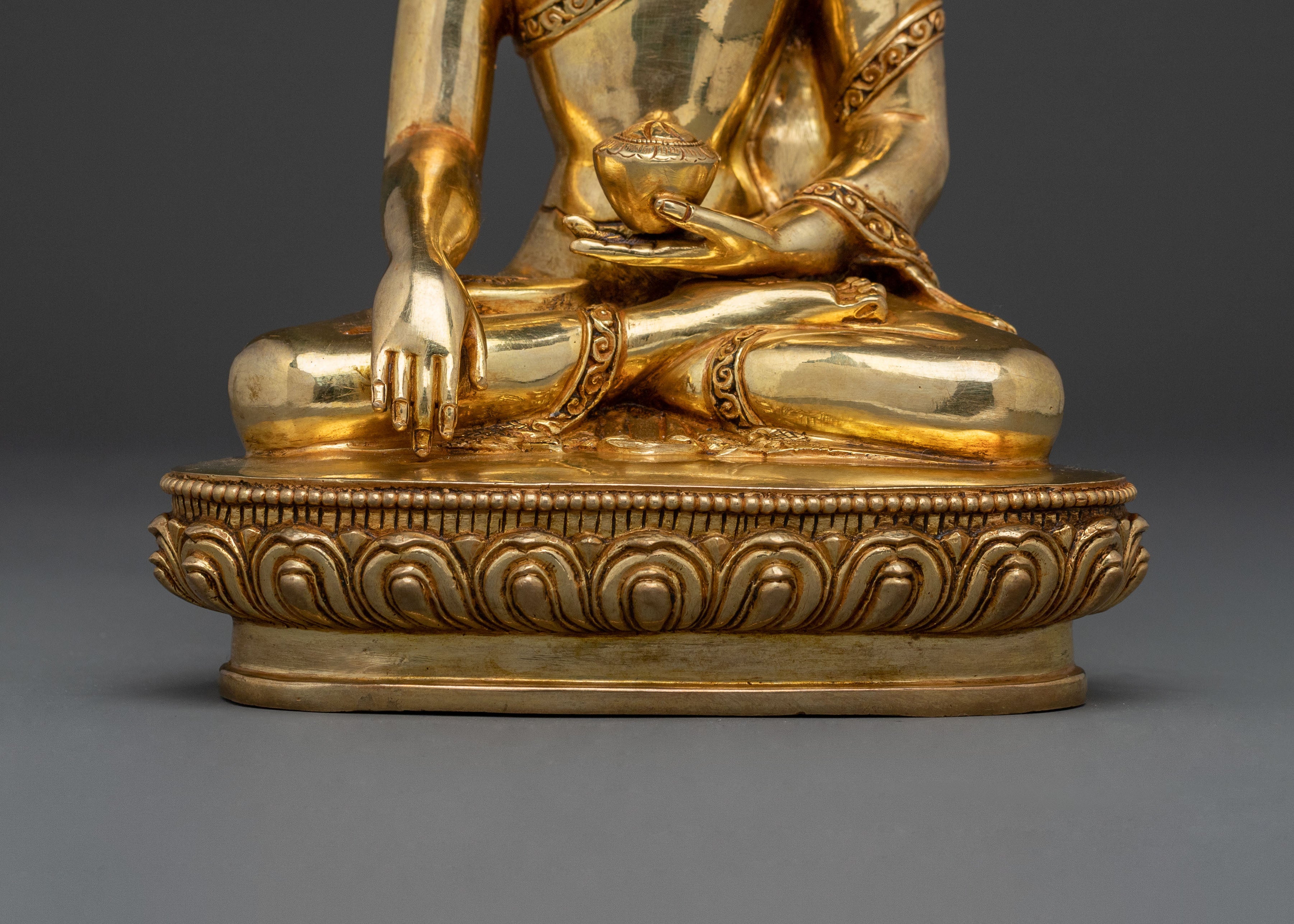Golden Shakyamuni Buddha Statue: Traditional Figure